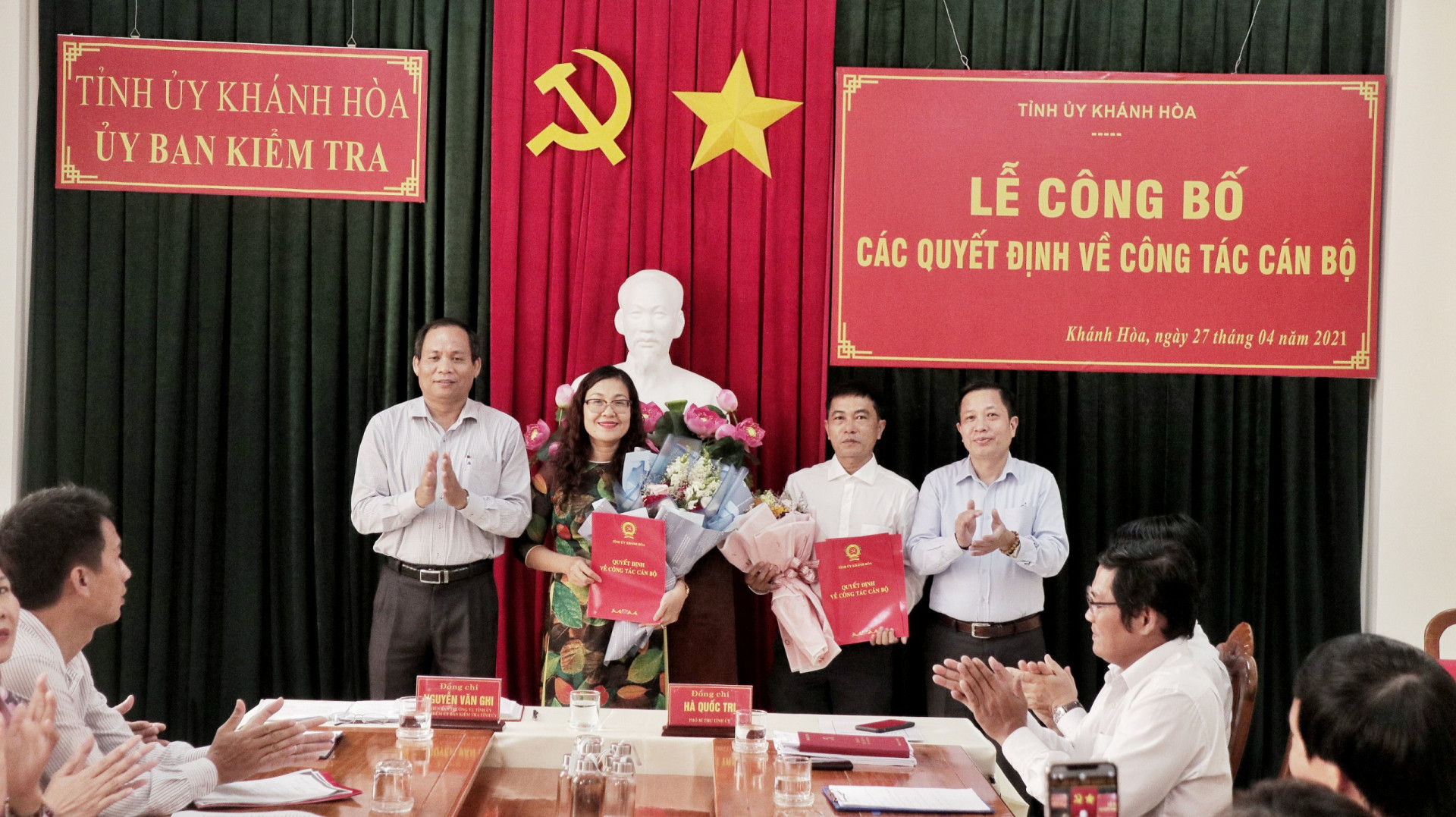Ông Hà Quốc Trị - Phó Bí thư Tỉnh ủy Khánh Hòa (ngoài cùng bên phải) trao quyết định chuẩn y ủy viên Ủy ban Kiểm tra Tỉnh ủy đối với 2 cán bộ.