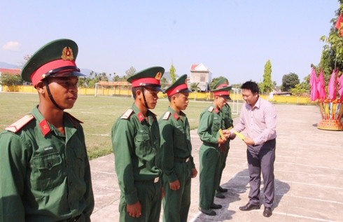 Đại diện Ngân hàng Thương mại Cổ phần Nam Á Chi nhánh Nha Trang trao quà cho các hạ sĩ quan, chiến sĩ.