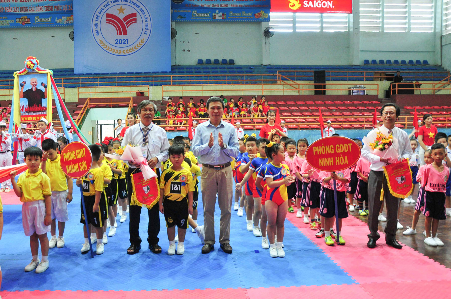 Ông Trần Mộng Điệp - Phó Trưởng ban Tuyên giáo Tỉnh ủy tặng cờ lưu niệm và hoa cho các đơn vị.