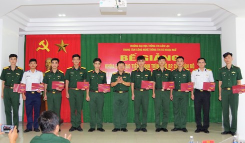 Đại tá, Tiến sĩ Trần Văn Thuận trao chứng nhận tốt nghiệp cho học viên.