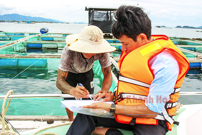 Lực lượng chức năng thị trấn Vạn Giã lập biên bản  những trường hợp nuôi thủy sản trái phép.