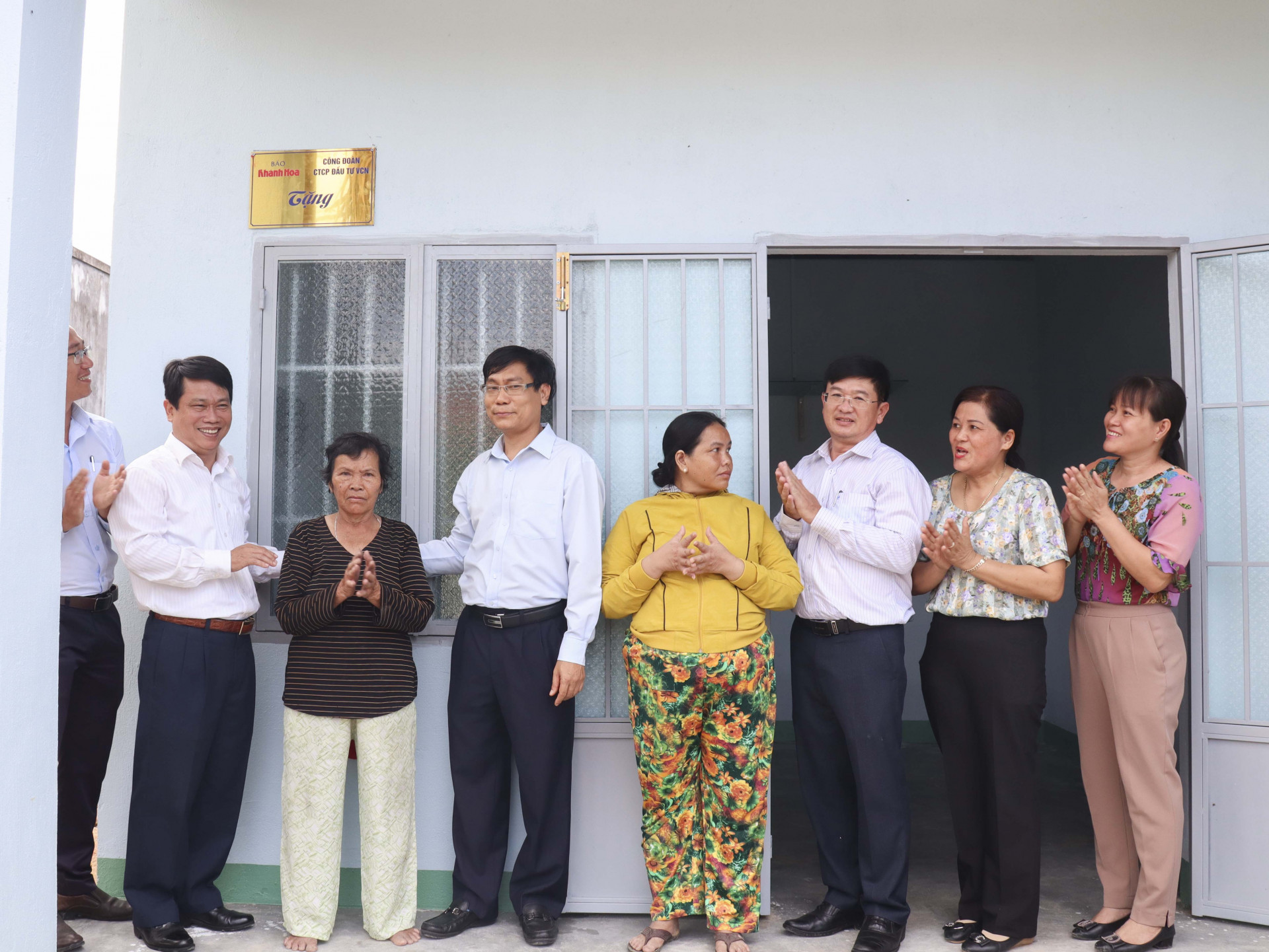 Đại diện Báo Khánh Hòa và Công ty Cổ phần Đầu tư VCN bàn giao nhà cho gia đình bà Nguyễn Thị Hiệp.
