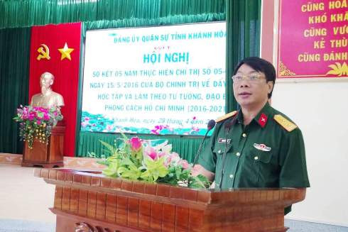 Đại tá Trịnh Việt Thành - Chính ủy Bộ CHQS tỉnh phát biểu tại hội nghị.