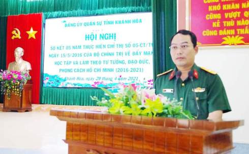 Đại tá Bùi Đại Thắng - Chỉ huy trưởng Bộ CHQS tỉnh phát biểu tại hội nghị.