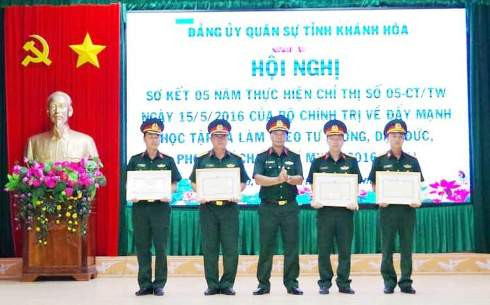 Đại tá Trịnh Việt Thành trao giấy khen cho các cá nhân.