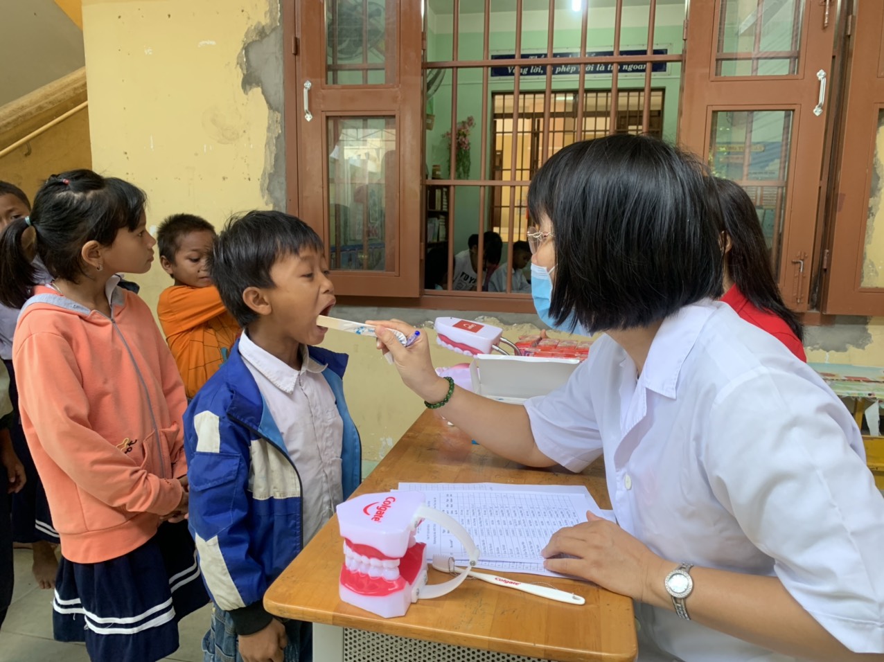 Khám răng cho học sinh Tiểu học xã Sơn Thái