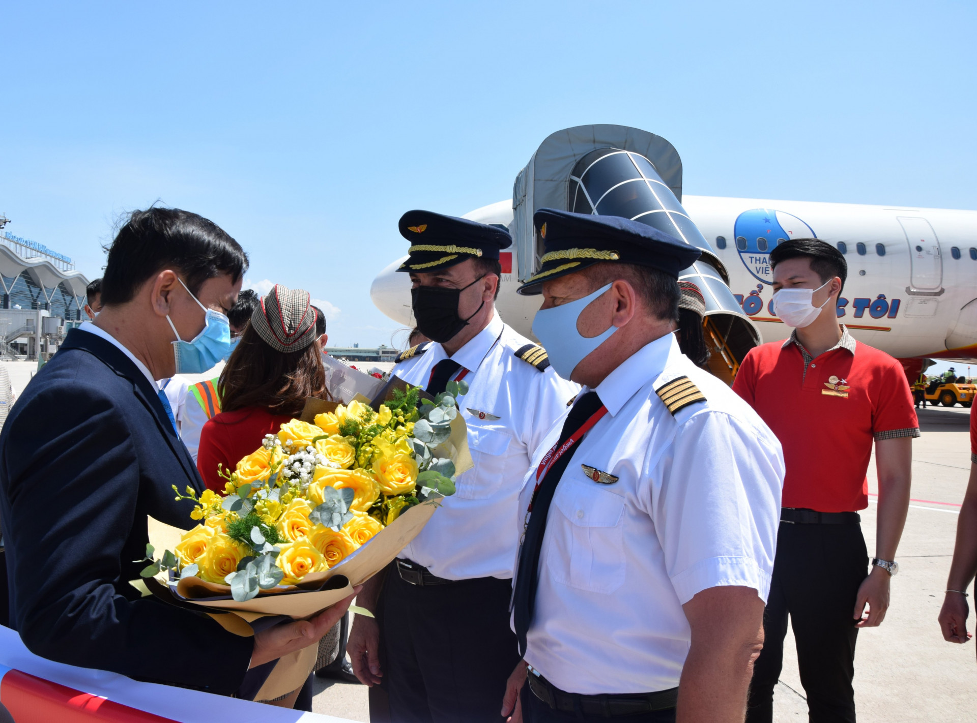 Lãnh đạo Cảng Hàng không quốc tế Cam Ranh tặng hoa chúc mừng phi hành đoàn trên chuyến bay VJ663.