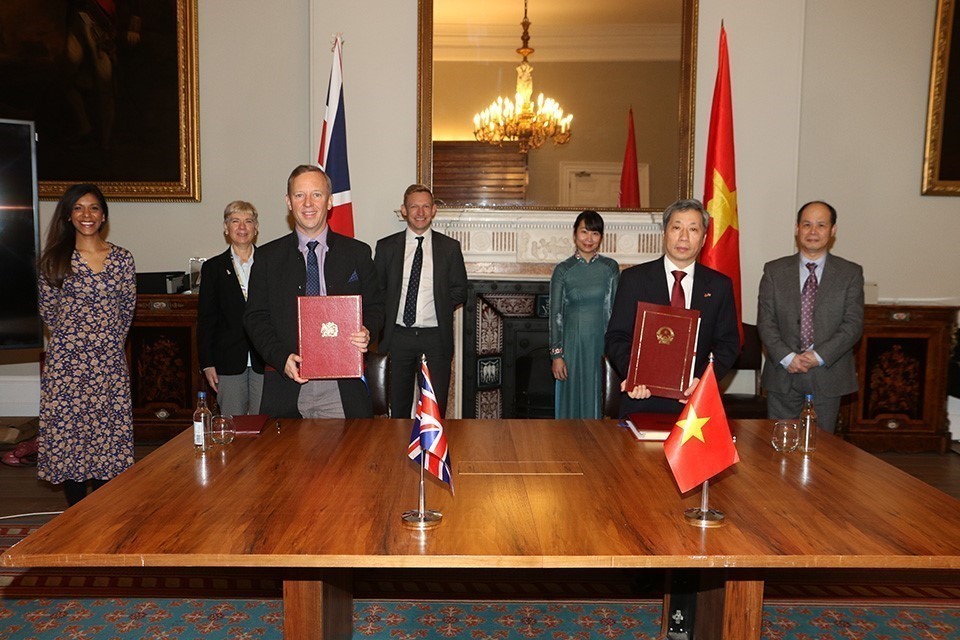 Đại sứ Việt Nam Trần Ngọc An và Đại sứ Vương quốc Anh Gareth Edward Ward ký Hiệp định Thương mại tự do Việt Nam - Vương quốc Anh. Ảnh: TTXVN