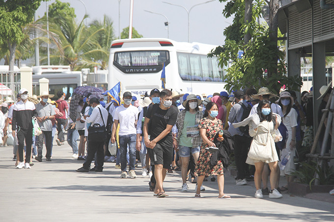 9h30 sáng 30-4 vẫn còn nhiều khách đổ về  Bến tàu Du lịch Nha Trang để đi tour biển đảo