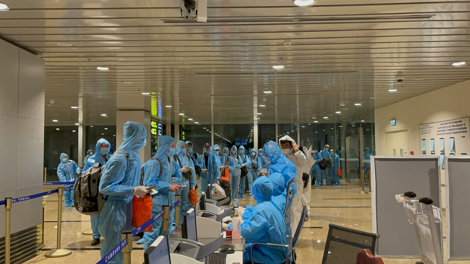 Các công dân về từ nước ngoài nhập cảnh tại Sân bay quốc tế Cam Ranh