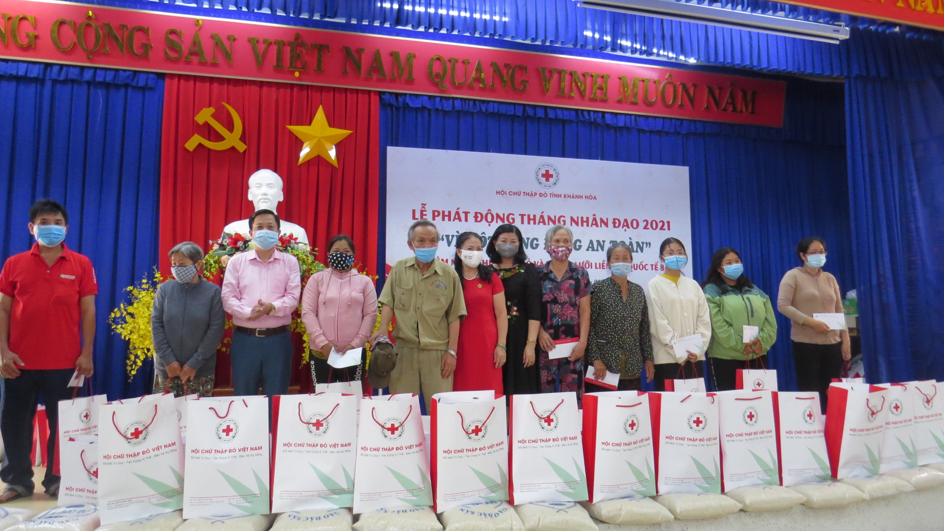 Người dân ở phường Phước Long và Vĩnh Trường được nhận quà tại lễ phát động Tháng nhân đạo