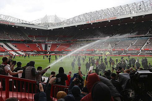 Cổ động viên Manchester United biểu tình ở trong và ngoài sân vận động Old Trafford.