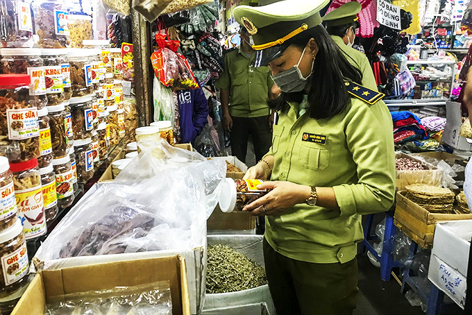 Lực lượng quản lý thị trường kiểm tra  mặt hàng thực phẩm chế biến sẵn tại chợ Xóm Mới.