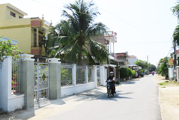 Nhiều tuyến đường giao thông nông thôn  ở Vạn Ninh được đầu tư.