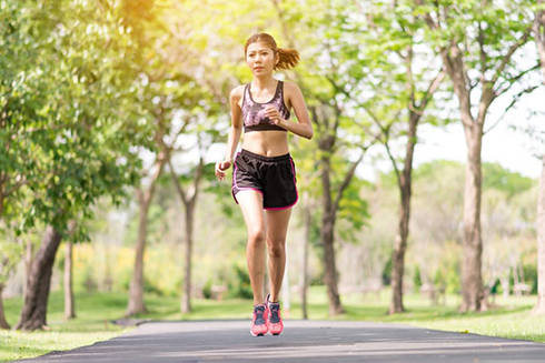 Chạy bộ là môn thể thao quen thuộc mang đến nhiều lợi ích cho sức khỏe.