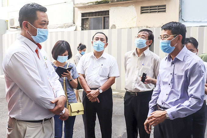 Đồng chí Đinh Văn Thiệu kiểm tra công tác phòng, chống dịch Covid-19  tại khách sạn Ariyana SmartCondotel Nha Trang. 