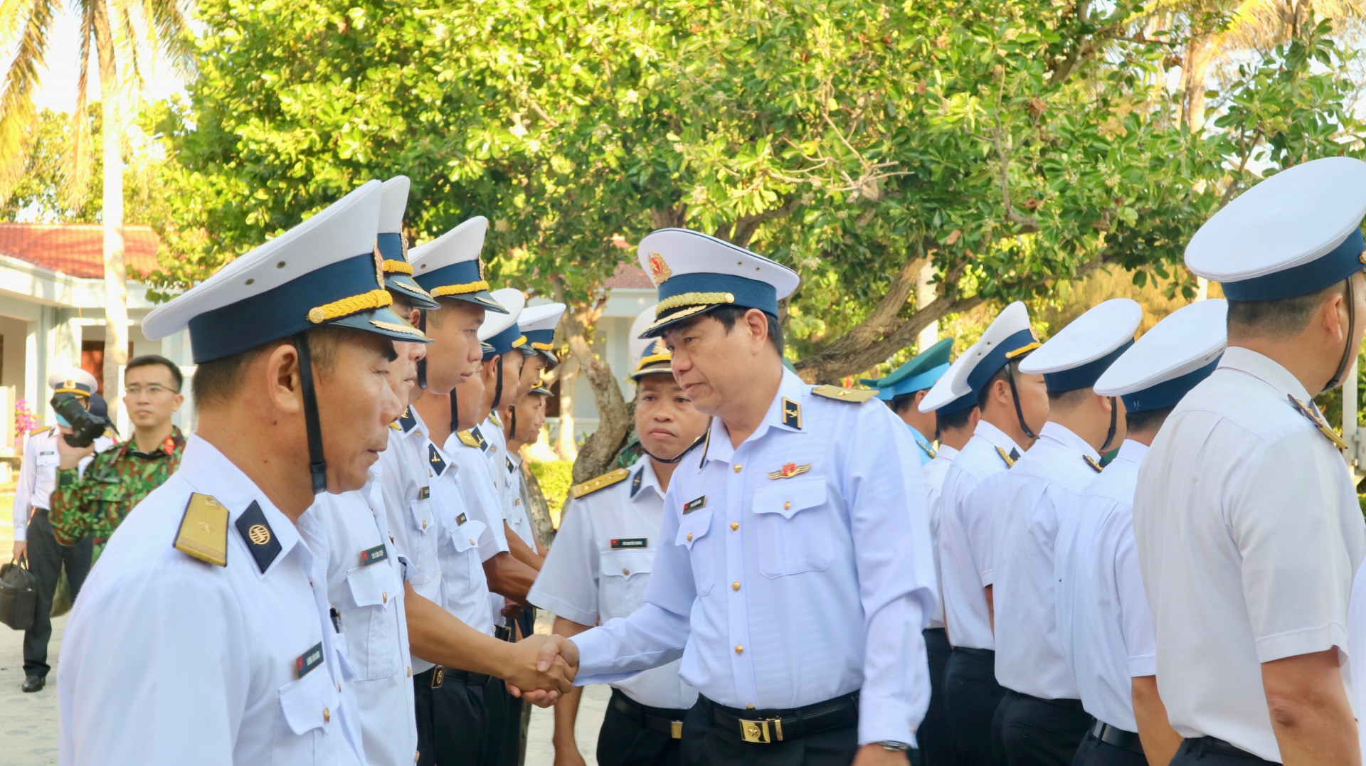 Chuẩn Đô đốc Phan Tuấn Hùng – Phó Tư lệnh Quân chủng Hải quân thăm hỏi cán bộ, chiến sĩ ở các điểm đảo huyện Trường Sa 
