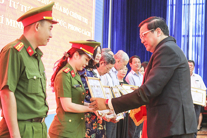 Đồng chí Lê Hữu Thọ - Bí thư Thành ủy Nha Trang khen thưởng các tập thể,  cá nhân xuất sắc trong thực hiện Chỉ thị 05.