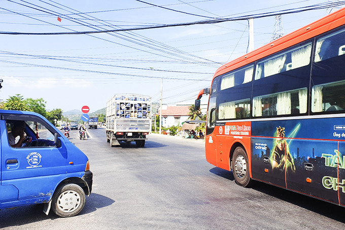 Tình hình giao thông tại nút giao Quốc lộ 1 với đường Nguyễn Lương Bằng khá phức tạp.