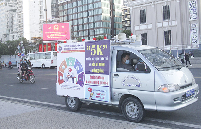Xe  lưu động của TP. Nha Trang  tuyên truyền về việc yêu cầu người dân thực hiện 5K