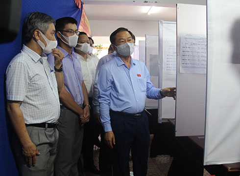 Đoàn giám sát, kiểm tra của Ủy ban Thường vụ Quốc hội, Hội đồng Bầu cử Quốc gia kiểm tra khu vực ghi phiếu bầu tại Khu vực bầu cử số 4 - phường Phước Hòa.