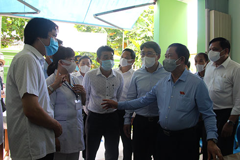Phó Chủ tịch Quốc hội Đỗ Bá Tỵ kiểm tra công tác chuẩn bị y tế, phòng chống dịch Covid-19 phục vụ bầu cử tại Trạm Y tế phường Phước Hòa