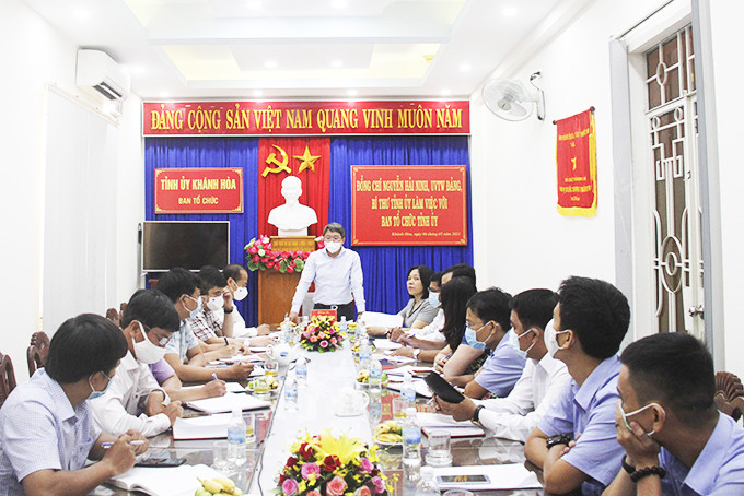 Ông Nguyễn Hải Ninh phát biểu tại buổi làm việc với  Ban Tổ chức Tỉnh ủy.