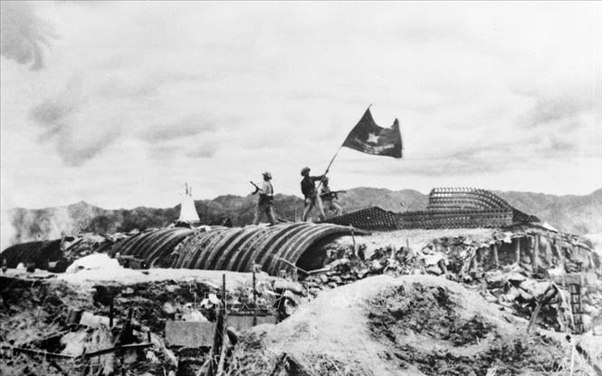 Ngày 7/5/1954, lá cờ đỏ sao vàng tung bay trên nóc hầm chỉ huy của tướng Đờ-cát – đã kết thúc thắng lợi chiến dịch Điện Biên Phủ. (Ảnh tư liệu TTXVN).