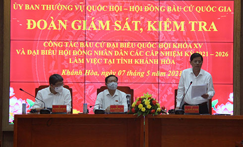 Ông Nguyễn Tấn Tuân báo cáo tình hình triển khai công tác bầu cử trên địa bàn tỉnh.
