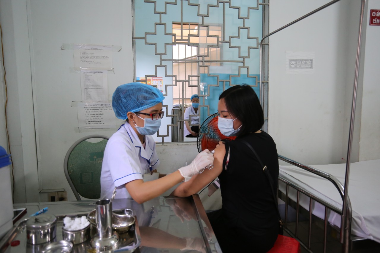 Cán bộ y  tế Phòng khám đa khoa khu vực 3 Tp.Nha  Trang  tiêm  vắc  xin  cho  người  được tiêm bổ sung đợt 2  