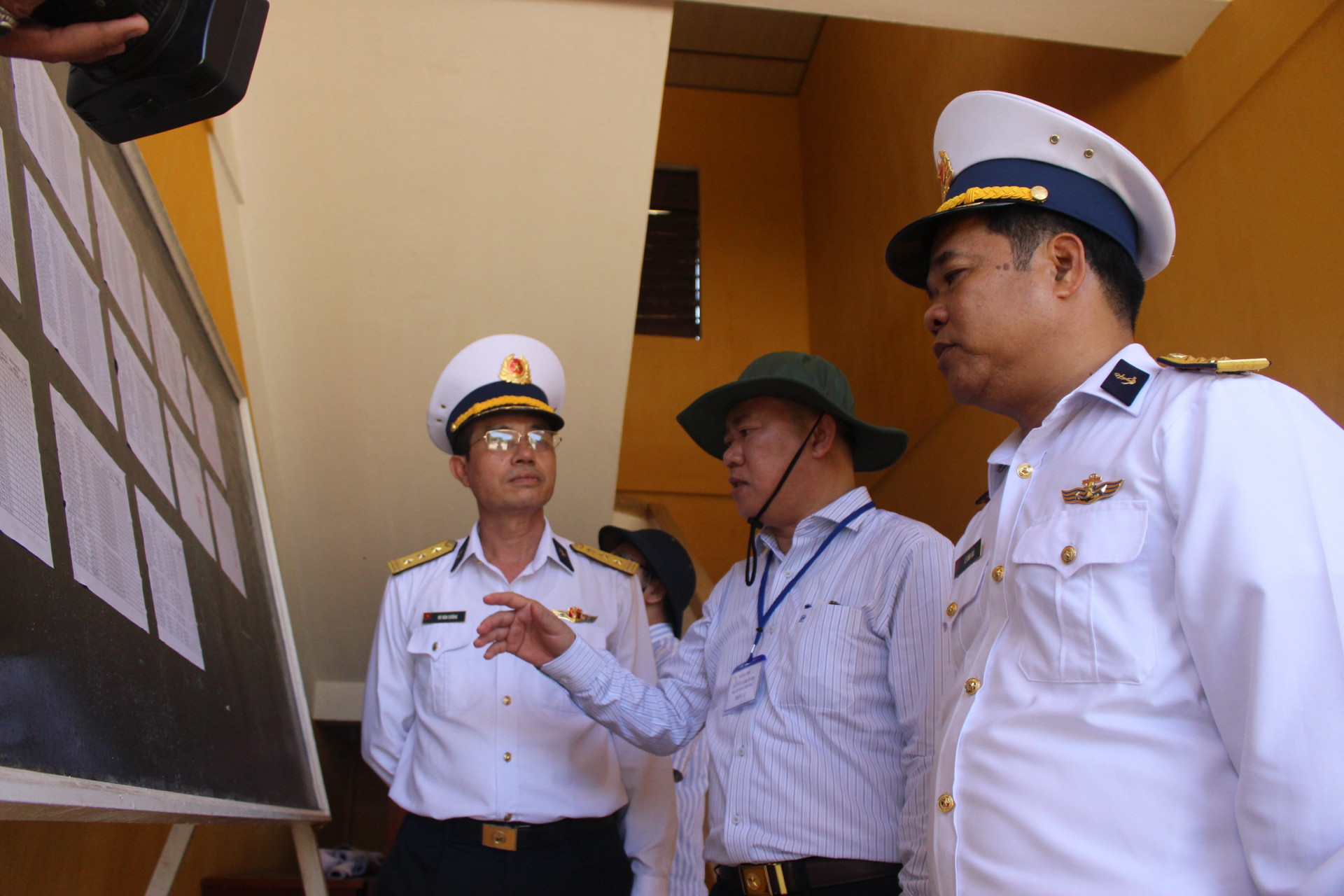Ông Nguyễn Anh Tuấn – Phó Chủ tịch UBND tỉnh (giữa) dẫn đầu đoàn đại biểu Khánh Hòa kiểm tra công tác chuẩn bị bầu cử tại đảo Song Tử Tây. 