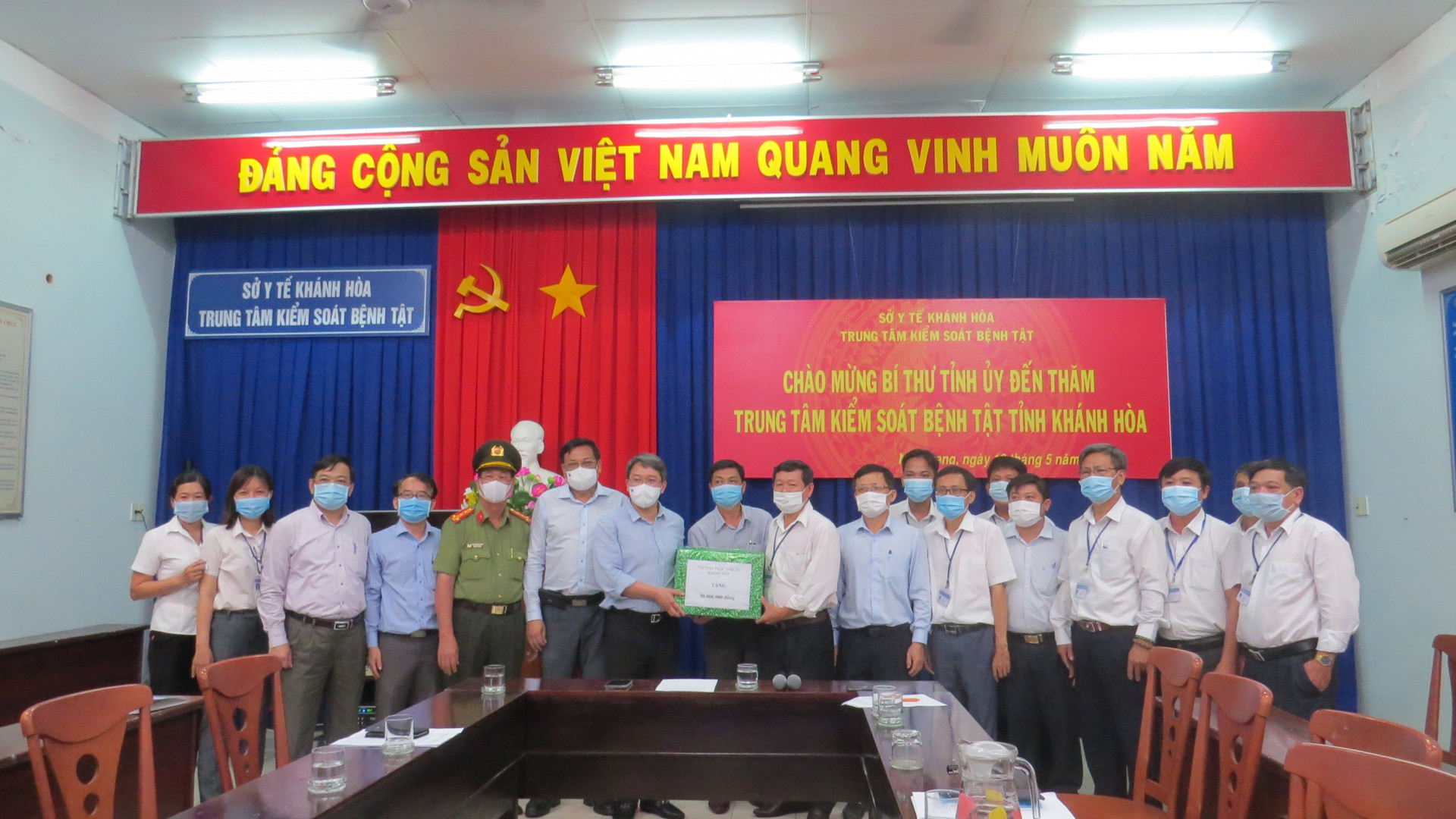 Ông Nguyễn Hải Ninh tặng quà cho Trung tâm Kiểm soát bệnh tật tỉnh Khánh Hoà