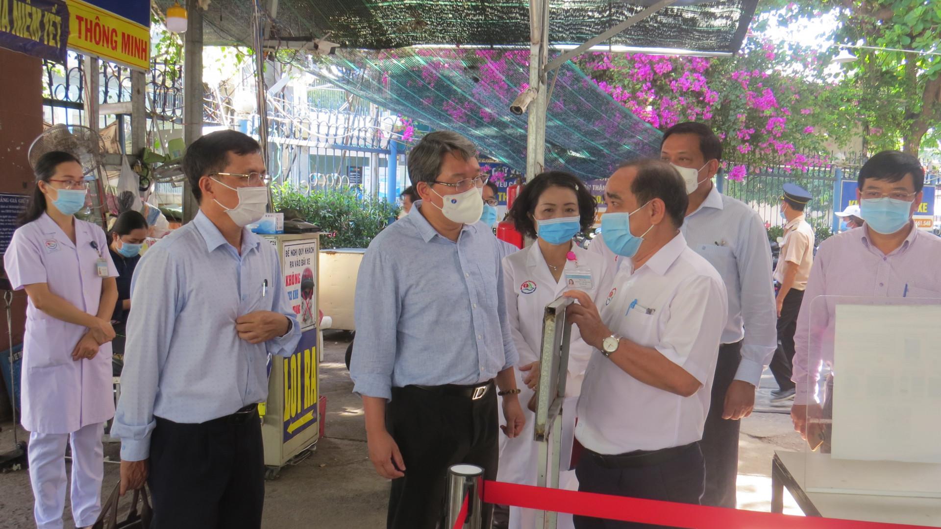 Ông Nguyễn Hải Ninh kiểm tra công tác chống dịch Covid-19 tại Bệnh viện Đa khoa tỉnh  