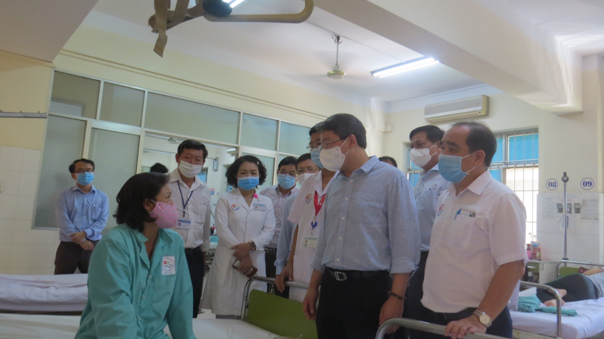 Ông Nguyễn Hải Ninh thăm hỏi bệnh nhân tại Bệnh viện Đa khoa tỉnh