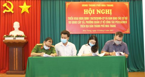 Thượng tá Nguyễn văn Trí - Phó trưởng Công an TP, Nha Trang ký, bàn giao danh sách cơ sở do UBND xã, phường quản lý về phòng cháy chữa cháy