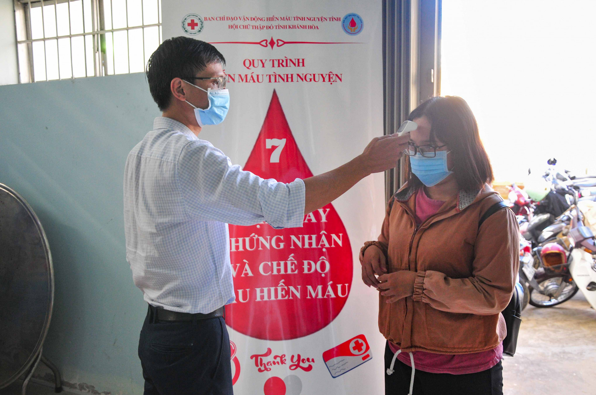 Các tình nguyện viên đến hiến máu đều được đo thân nhiệt, phải đeo khẩu trang và đảm bảo các quy định an toàn về phòng, chống dịch