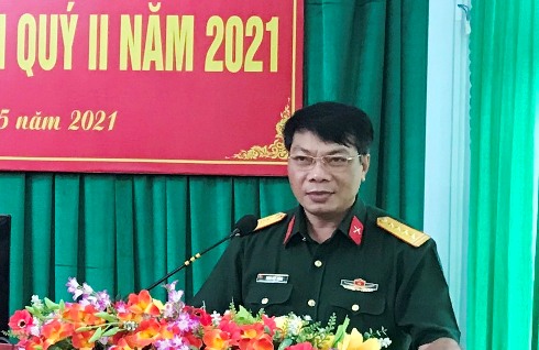 Đại tá Trịnh Việt Thành thông báo thời sự cho các đại biểu.