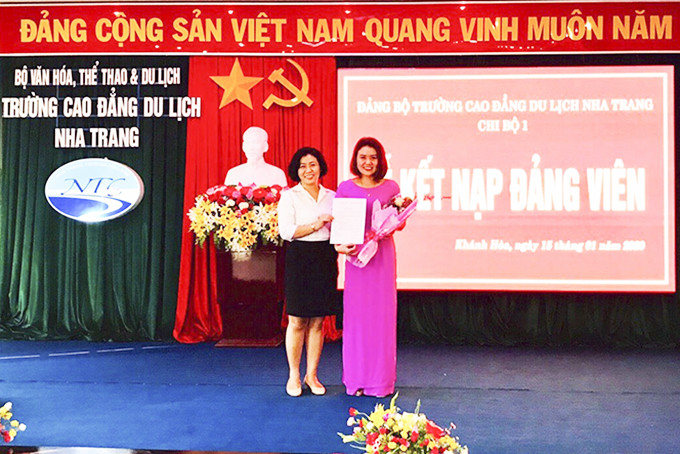 Lễ kết nạp đảng viên ở Trường Cao đẳng Du lịch Nha Trang.