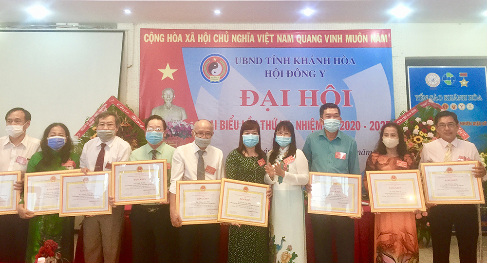 Các cá nhân nhận bằng khen của Trung ương Hội Đông Y Việt Nam