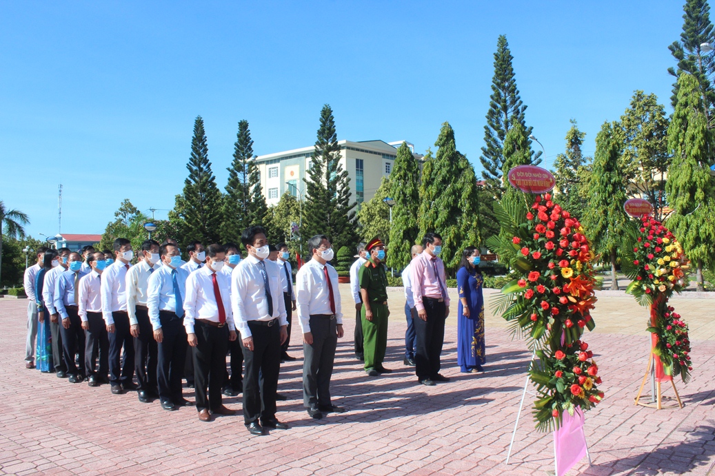 Đoàn đại biểu của Tỉnh ủy, HĐND, UBND, UBMTTQ Việt Nam tỉnh do ông Nguyễn Hải Ninh dẫn đầu dâng hương tại Tượng đài Bác Hồ.