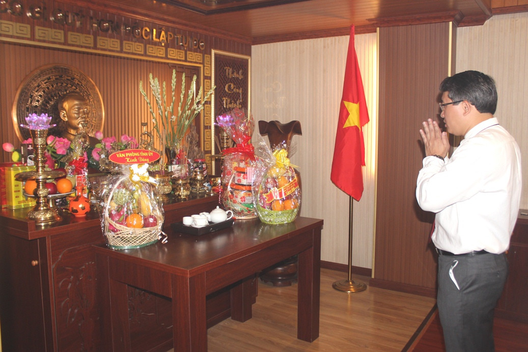 Ông Nguyễn Hải Ninh dâng hương Bác Hồ tại Phòng truyền thống Tỉnh ủy.