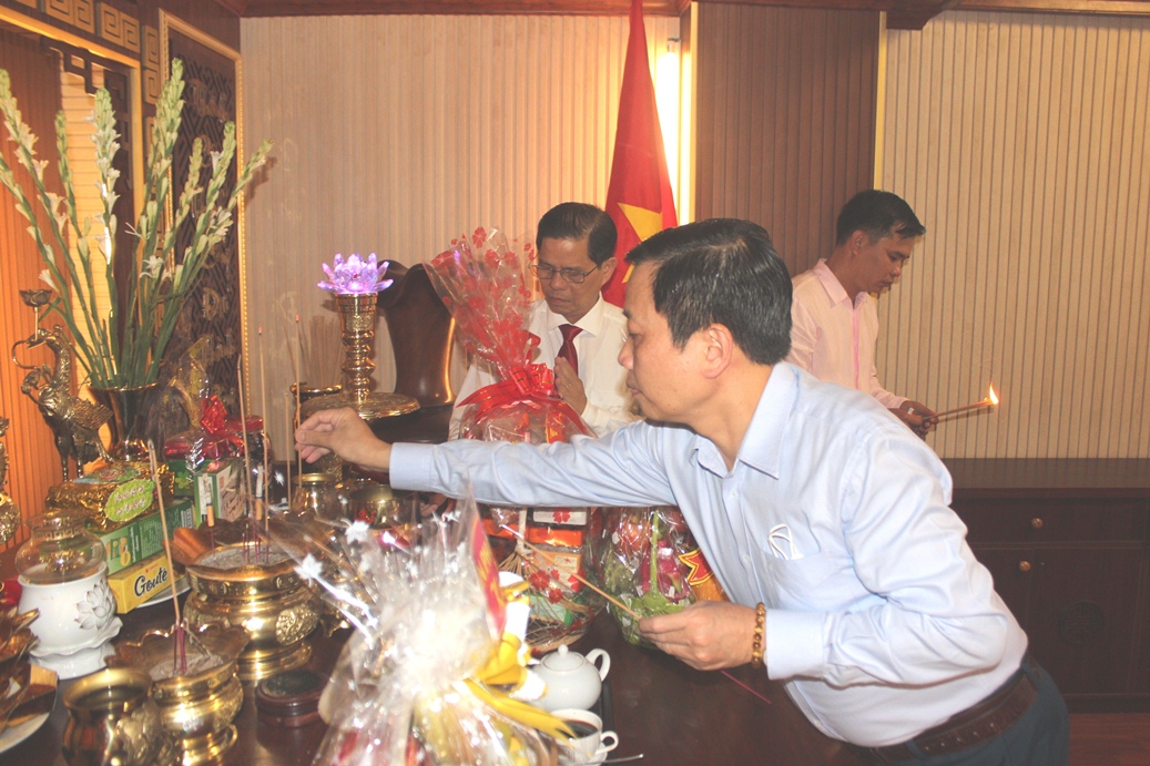Ông Nguyễn Tấn Tuân và Hà Quốc Trị dâng hương Bác Hồ tại Phòng truyền thống Tỉnh ủy.