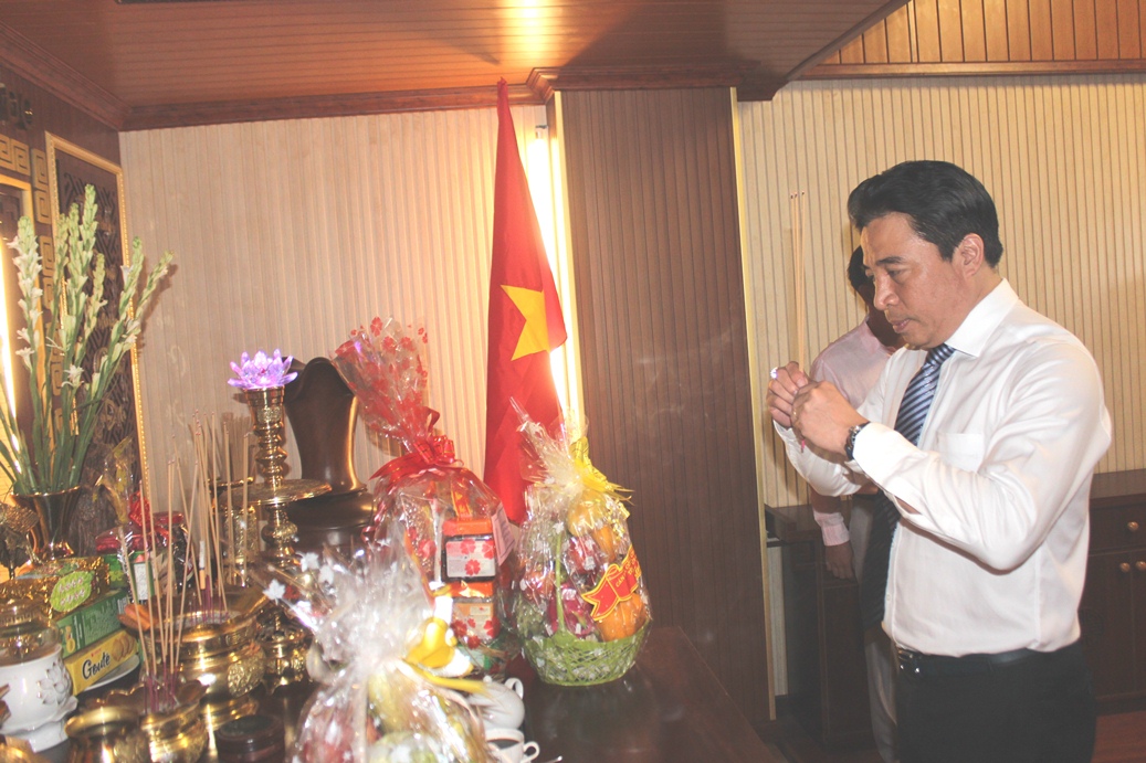 Ông Nguyễn Khắc Toàn dâng hương Bác Hồ tại Phòng truyền thống Tỉnh ủy.