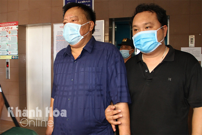 Ông Võ Tấn Thái (bên trái) bị dẫn giải khỏi nơi cư trú.