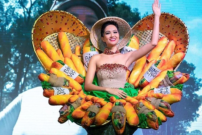 H'Hen Niê và trong phần trình diễn Trang phục Dân tộc, tại cuộc thi Miss Universe 2018. (Ảnh: CTV/Vietnam+)