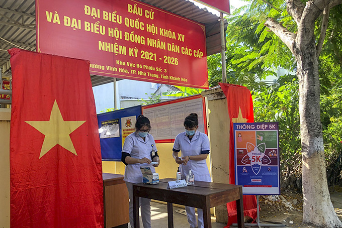 Chuẩn bị công tác y tế tại một điểm bầu cử trên địa bàn phường Vĩnh Hòa (TP. Nha Trang). 