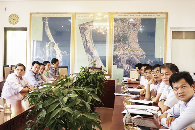 Lãnh đạo tỉnh nghe Sở Giao thông vận tải báo cáo phương án đầu tư dự án đường Nguyễn Xiển.