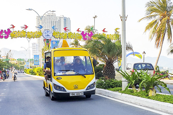 Xe điện 4 bánh chạy dọc tuyến đường Trần Phú, Nha Trang.