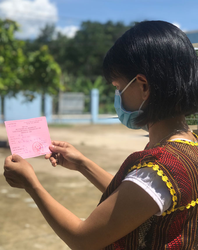 Cử tri người đồng bào dân tộc thiểu số ở xã Sơn Thái (huyện Khánh Vĩnh) xem lại thẻ cử tri. Ảnh: bích la