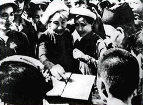 Cử tri bỏ phiếu tổng tuyển cử bầu Quốc hội nước Việt Nam dân chủ cộng hòa năm 1946